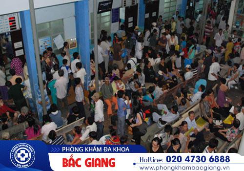 Sự quá tải ở bệnh viện công gây bất lợi về thời gian và mệt mỏi cho người bệnh