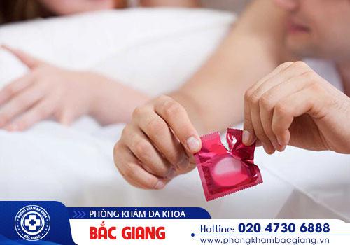 Quan hệ tình dục không an toàn là con đường dễ lây bệnh hạt ngọc sinh dục ở nữ giới